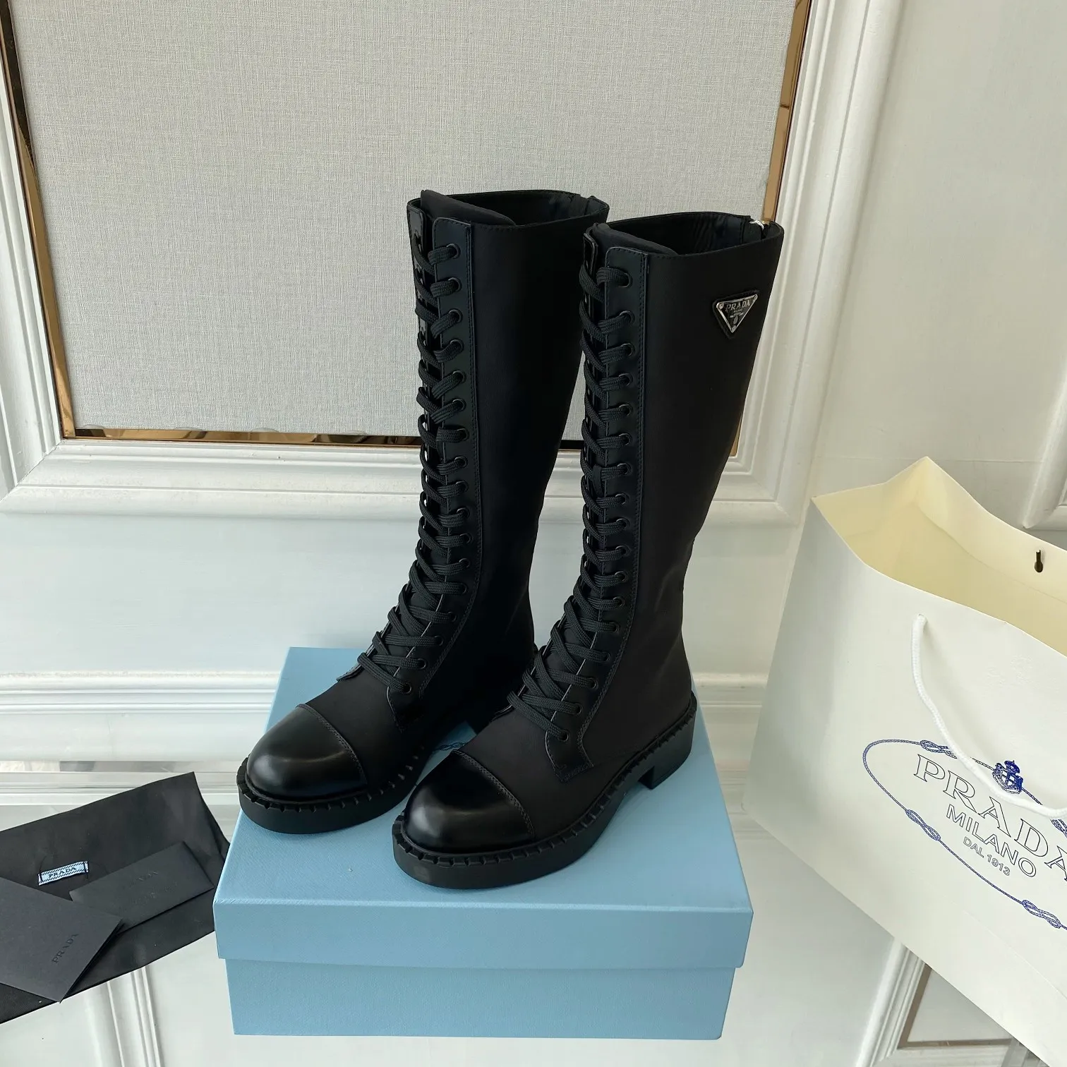 P560, the top level 🔝 2022 SSS re-recommends the new Pujia boots Pujia's early spring catwalk shows off the red models, which are the same as "Creating Dreams That Never Sleep". Prada can focus on the occasion and use them to create a fresh and new style with a touch of nobility. It feels so perfect on the feet 💃💃 Wear it with matching shoes ⁠ So elegant and generous, crystal clear, no matter the quality of the accessories, they are all the same ⁠Uniquely made to order, made from original to zero, the entire series is full of exciting and unexpected elements, different combinations The quality of the materials and the expression of the texture of the materials, with a strong artistic atmosphere, let you lead the ever-changing style of the Prada girl. 1⃣Face shoes: matte ⁠ smooth opening edge vermilion, 2⃣ lining: imported leather ⁠ sheep lining 3⃣ sole⁠ large: Italy⁠ large primary color⁠ original version 4⃣🔺 original 㸝 foot pads, digital women's 35M-40M